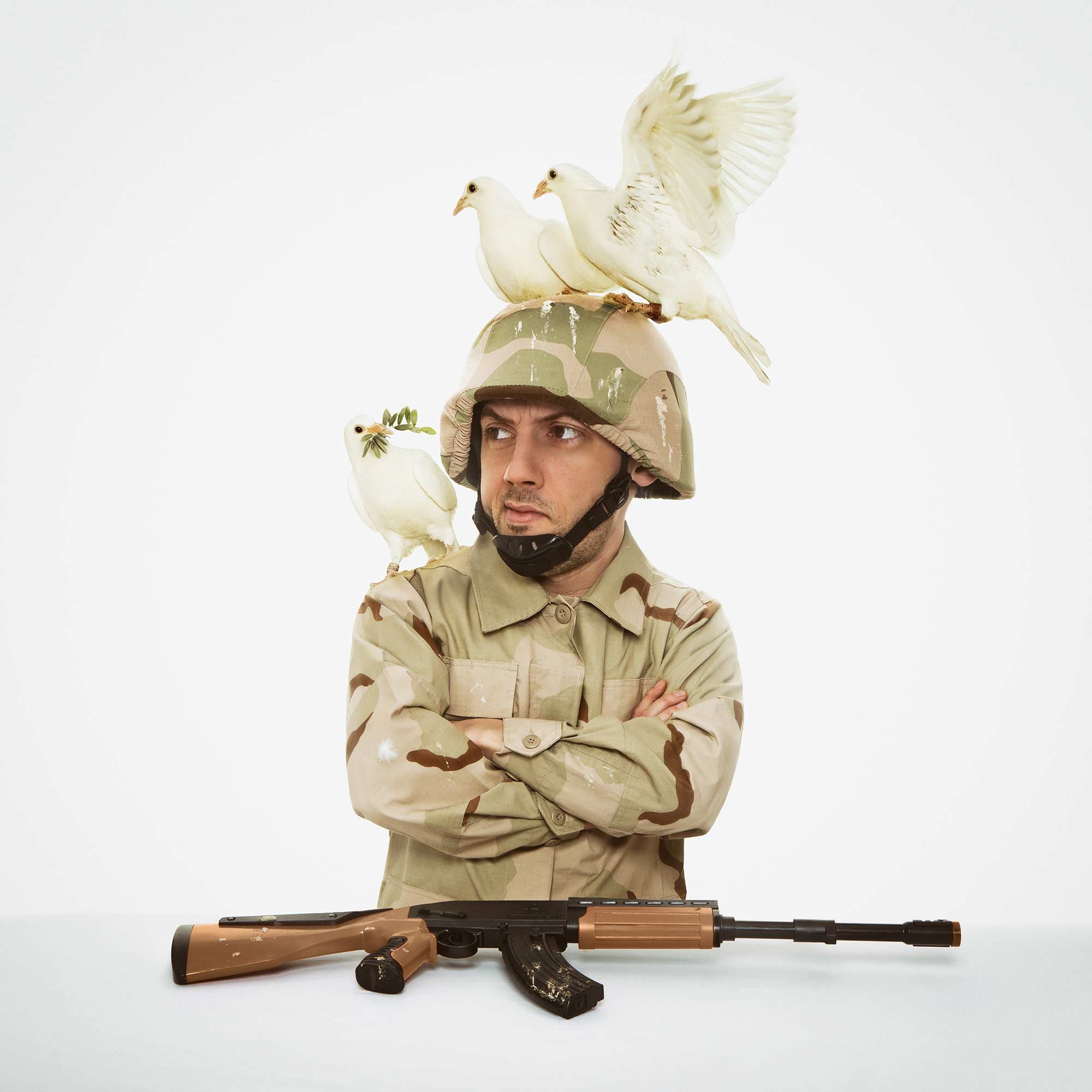 Portrait eines Soldatens mit Friedenstauben vom Fotografen Fritz Phillipp aus Frankfurt im Rhein-Main-Gebiet
