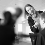 Das Portrait, aufgenommen von fritzphilipp photography, der Make-up Artistin Maria Peschel zeigt diese bei der Arbeit, sie gibt in unserem Blog auch Make-up Tipps für Portraits