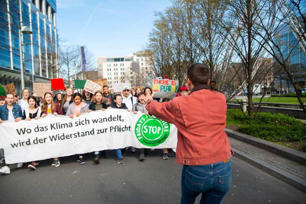 Das Foto von fritzphilipp photography wurde bei einer fridays for future Demonstration in Frankfurt aufgenommen und zeigt Schüler, während sie Slogans rufen und ein großes Plakat tragen