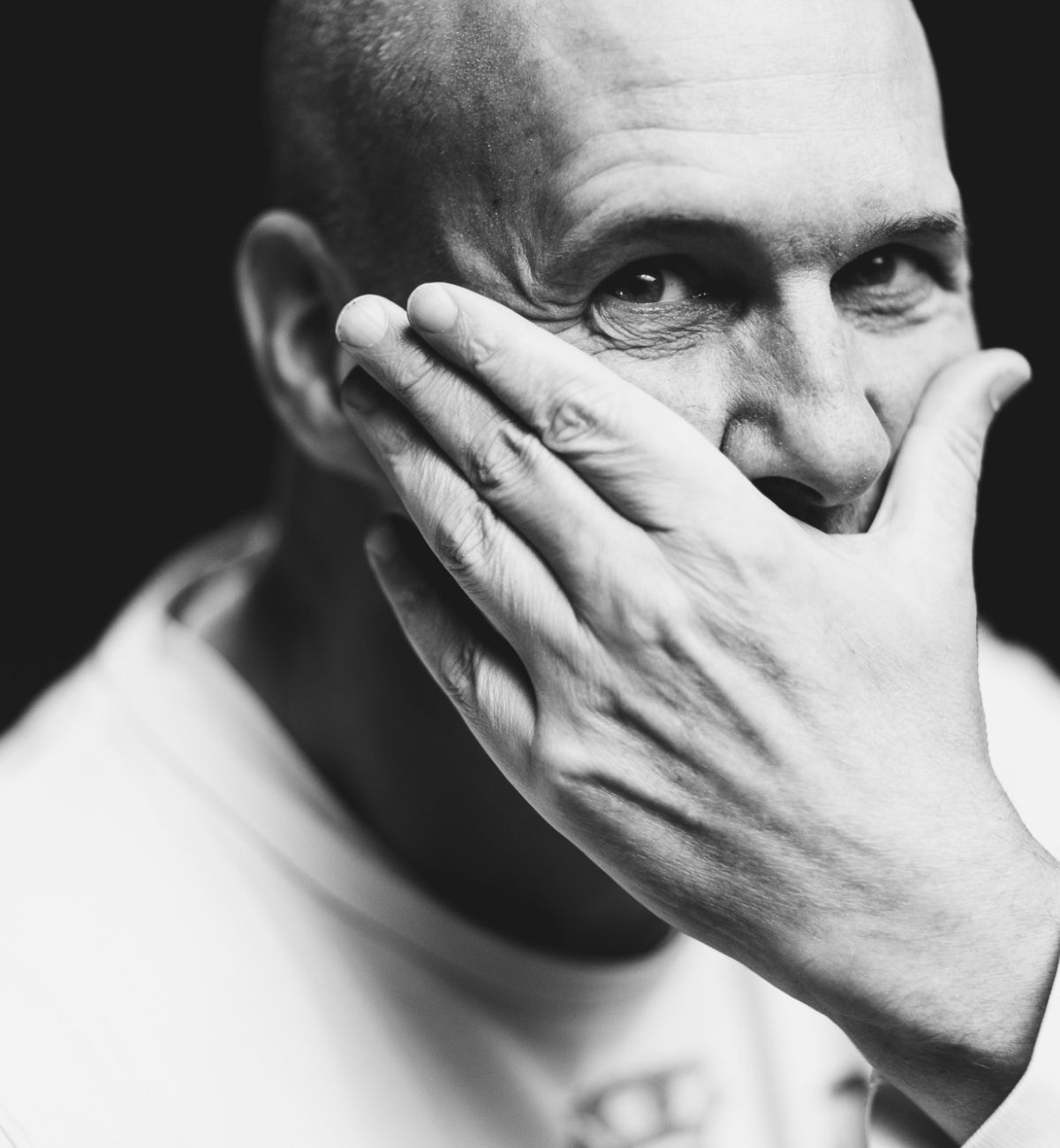 Schwarz-Weiß-Portrait eines Mannes, der seinen Mund mit der Hand bedeckt, KunstWerkStadt 2024