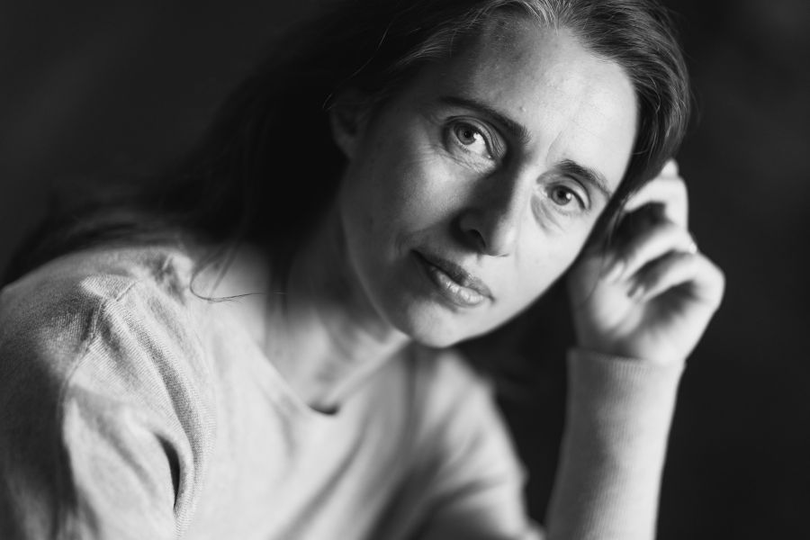 Schwarz-Weiß-Portrait einer Frau, die ihren Kopf auf die Hand stützt und nachdenklich in die Kamera blickt – Schwarz-Weiß-Portrait bei der KunstWerkStadt im Schärferaum Bad Homburg