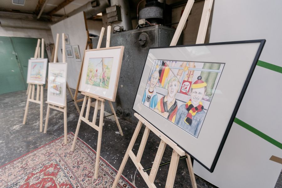 Gerahmte Aquarelle auf Holzstaffeleien auf einem Perserteppich in der Industriehalle – KunstWerkStadt im Schärferaum Bad Homburg