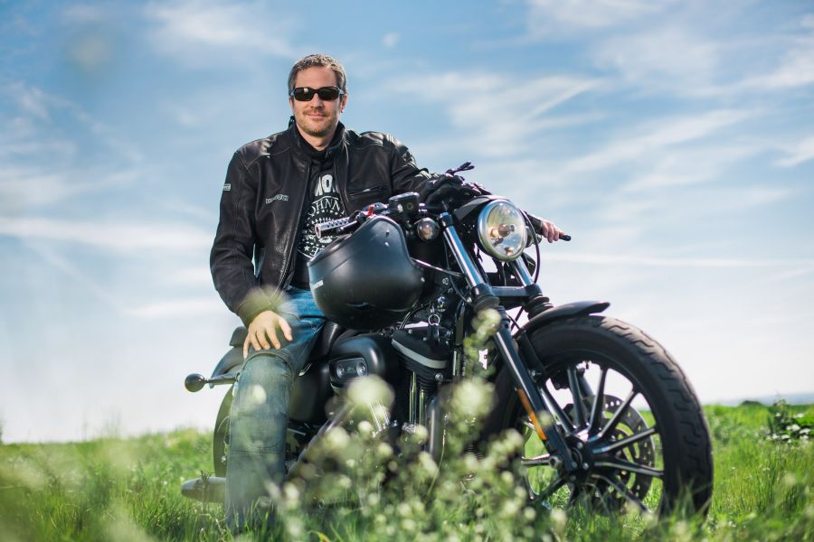 Imagefotografie eines Harley-Davidson-Fahrers für die ING. Fotografiert von dem Frankfurter Fotografen Fritz Philipp.
