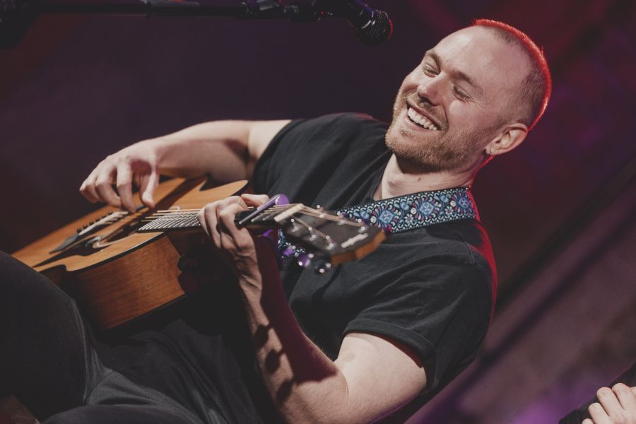 Gitarrist lacht beim Spielen – Sofakonzert von Die Dinners im Schärferaum