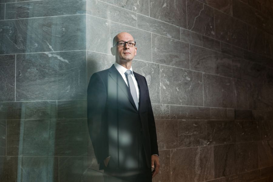 Businessportrait von Esteban de Lope Fend, Geschäftsführer im Fondsmanagement der Deka Immobilien Investment, aufgenommen 2020 in Frankfurt von Fritz Philipp.