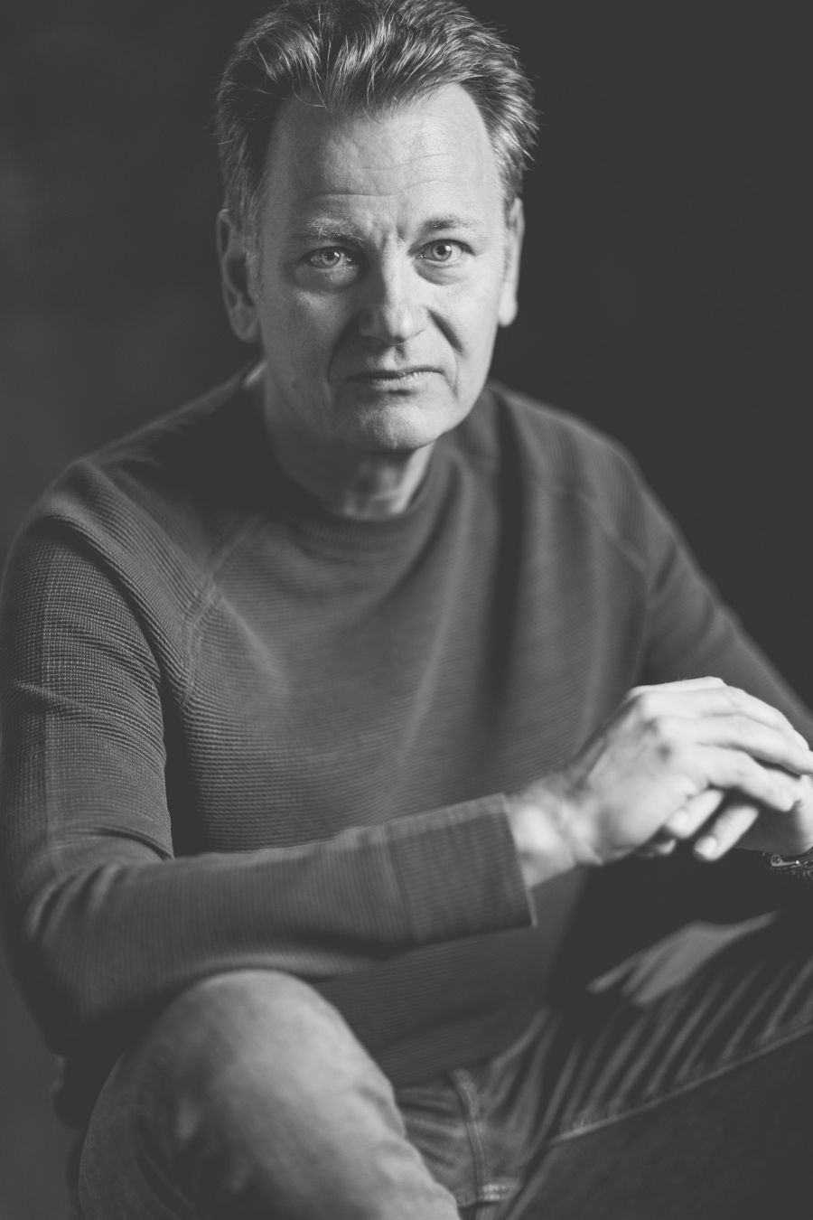 Schwarz-Weiß-Portrait eines Mannes in lässiger Haltung, der ruhig und direkt in die Kamera blickt – Schwarz-Weiß-Portrait bei der KunstWerkStadt im Schärferaum Bad Homburg