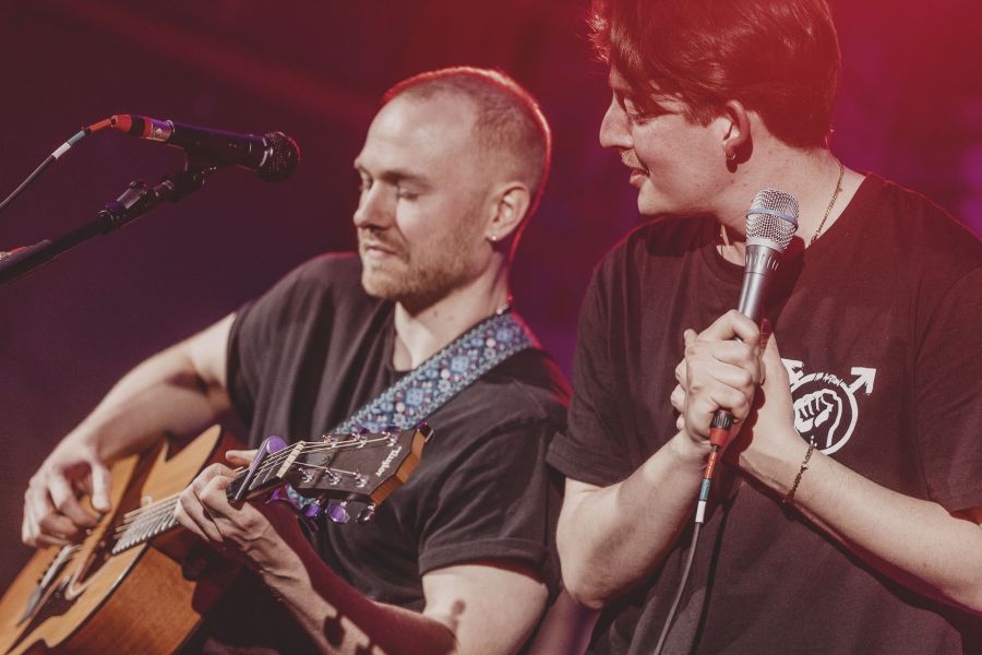 Sänger und Gitarrist tauschen Blicke während des Songs – Sofakonzert von Die Dinners im Schärferaum