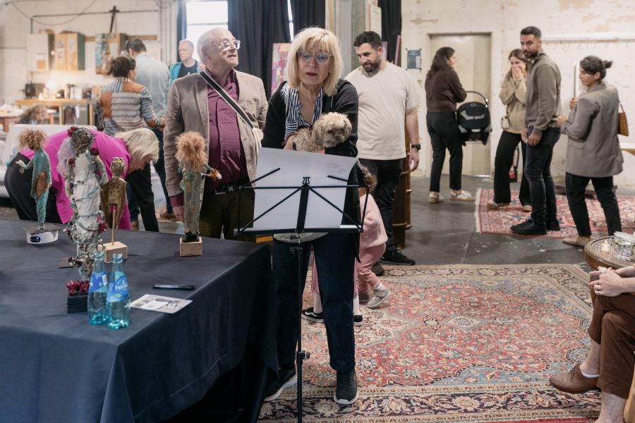 Besucher im Gespräch zwischen Skulpturen und Perserteppichen in der Ausstellungshalle – KunstWerkStadt im Schärferaum Bad Homburg