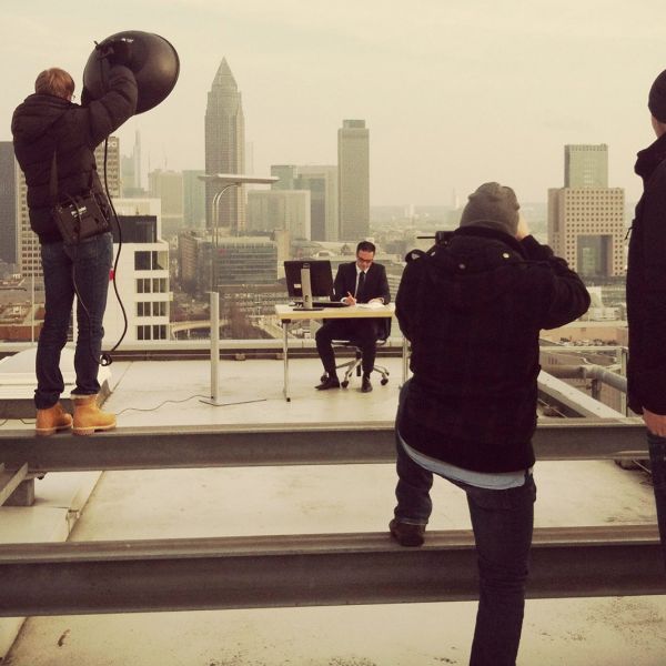 Das Making-of von fritzphilipp photography zeigt den Frankfurter Fotografen Fritz Philipp und Assistenten während der Erstellung professioneller Businessfotos auf dem Dach der ING DiBa vor der Frankfurter Skyiline