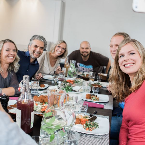 Die Imageaufnahme einer am Tisch sitzenden Gruppe beim Essen, die gerade ein Selfie macht, von dem Fotografen Fritz Phillipp aus Frankfurt im Rhein-Main-Gebiet