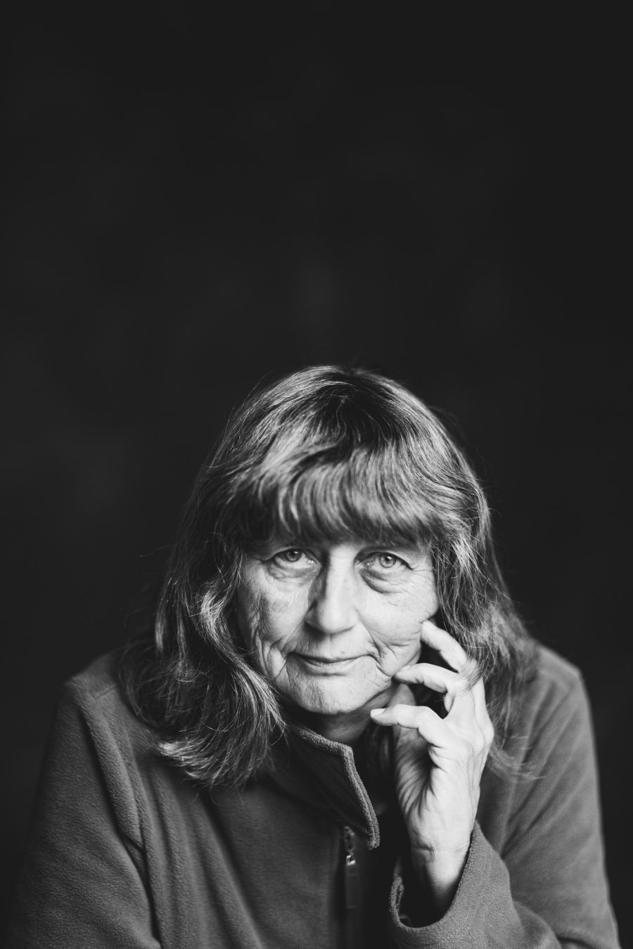 Schwarz-Weiß-Portrait einer älteren Frau, die ihre Hand ans Gesicht legt und nachdenklich blickt – Schwarz-Weiß-Portrait bei der KunstWerkStadt im Schärferaum Bad Homburg