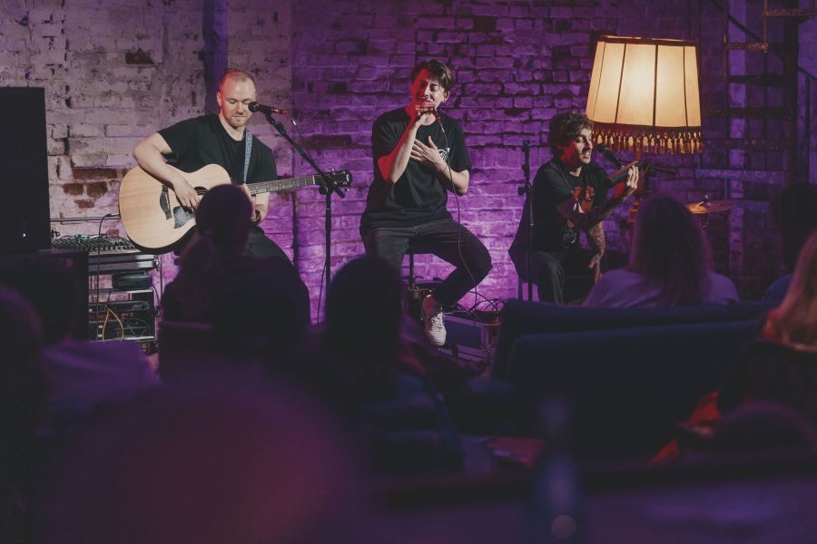 Sänger und Percussionist singen gemeinsam – Sofakonzert von Die Dinners im Schärferaum